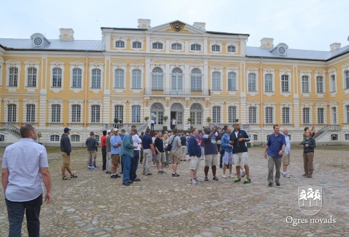 ASV karavīri turpina Ogres 1. vidusskolas jumta renovācijas darbus