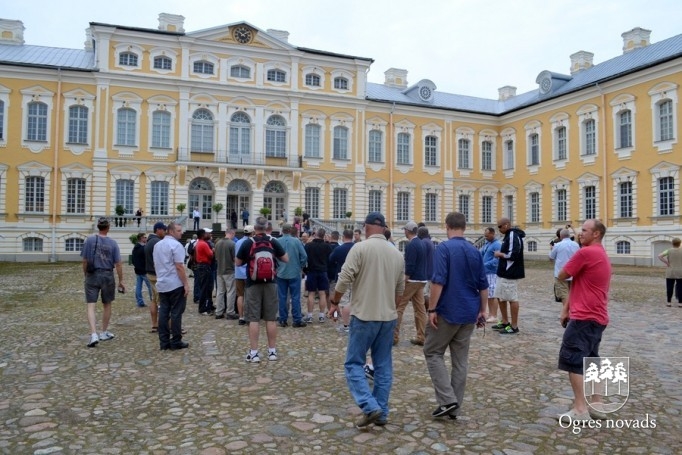 ASV karavīri turpina Ogres 1. vidusskolas jumta renovācijas darbus