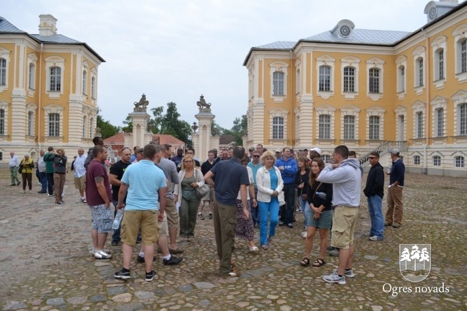 ASV karavīri turpina Ogres 1. vidusskolas jumta renovācijas darbus