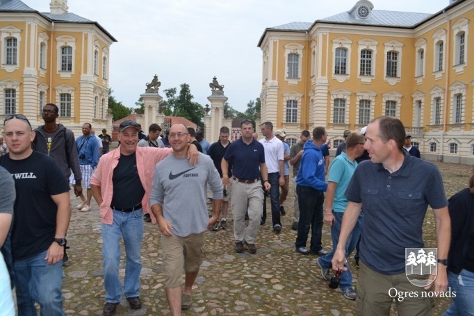 ASV karavīri turpina Ogres 1. vidusskolas jumta renovācijas darbus