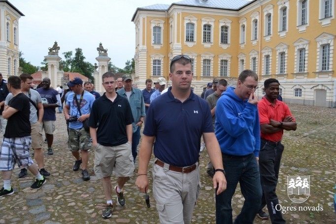 ASV karavīri turpina Ogres 1. vidusskolas jumta renovācijas darbus