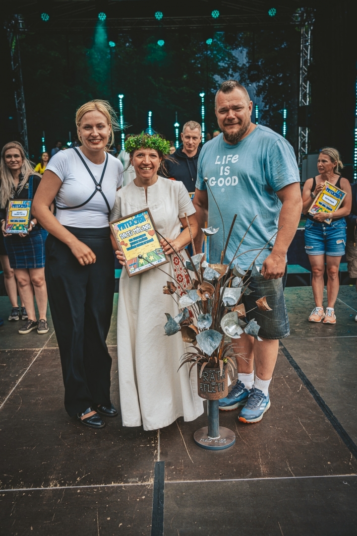 Cilvēki ar pateicības rakstiem Ķegumā 25.05.2024.