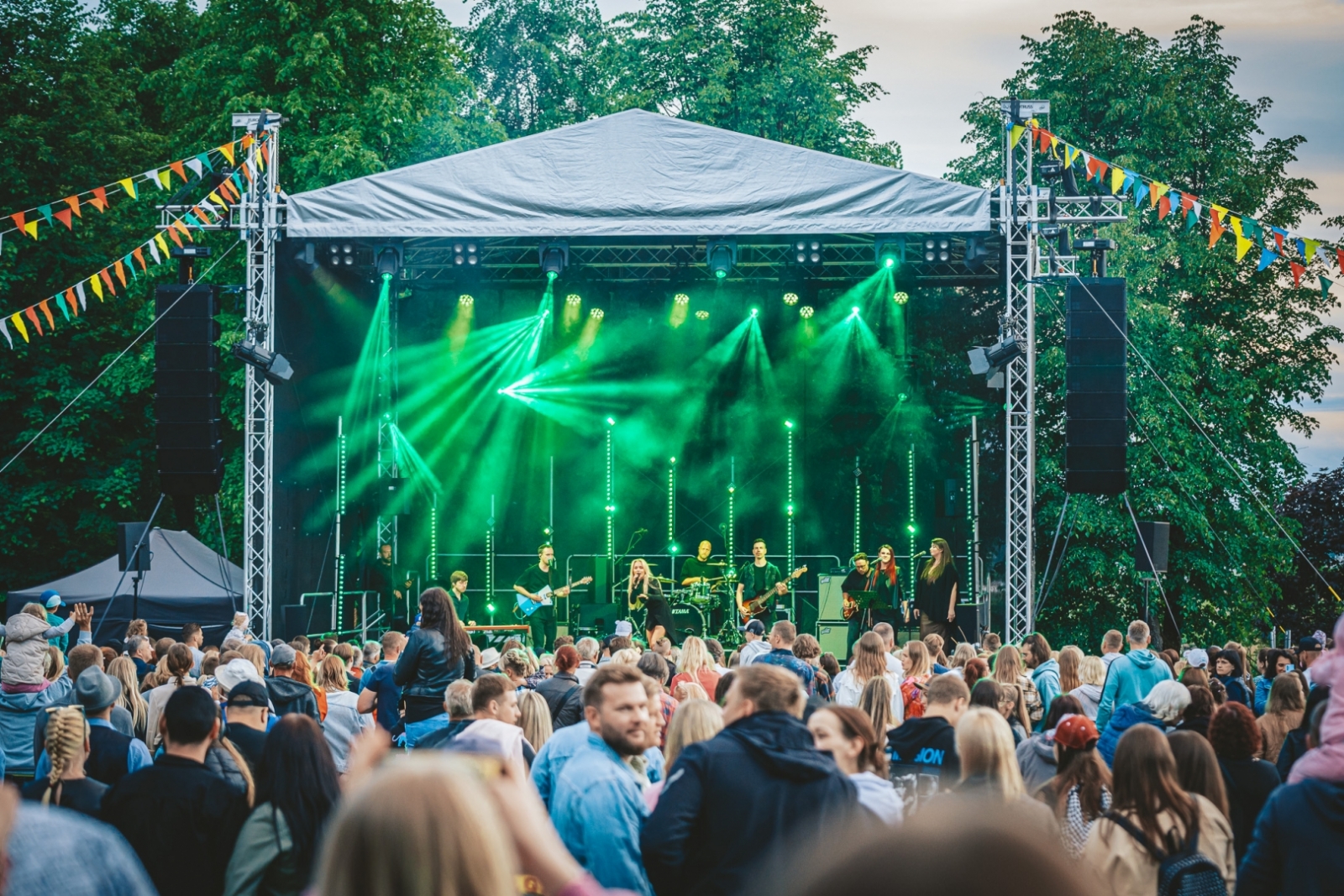 Skatuve ar mākliniekiem un skatītāji  Ķegumā 25.05.2024.