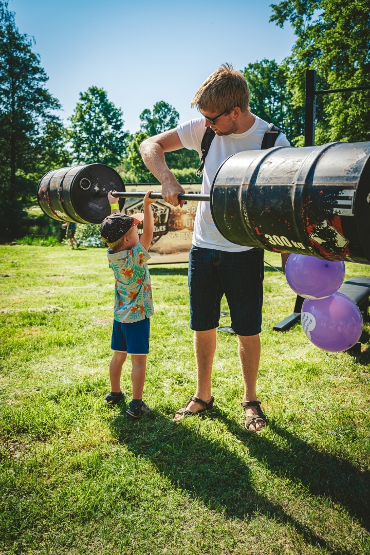 Vīrietis balta kreklā un puika ceļa svara stieni  Ķegumā 25.05.2024.