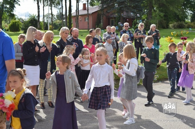 Ogres novada pagastu skolās sācies jaunais mācību gads (09.2020)