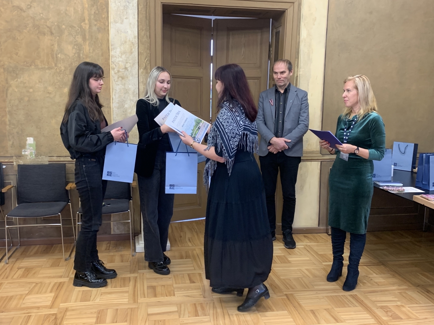 Ķeipenes Tautas nama vadītāja sveic studentes