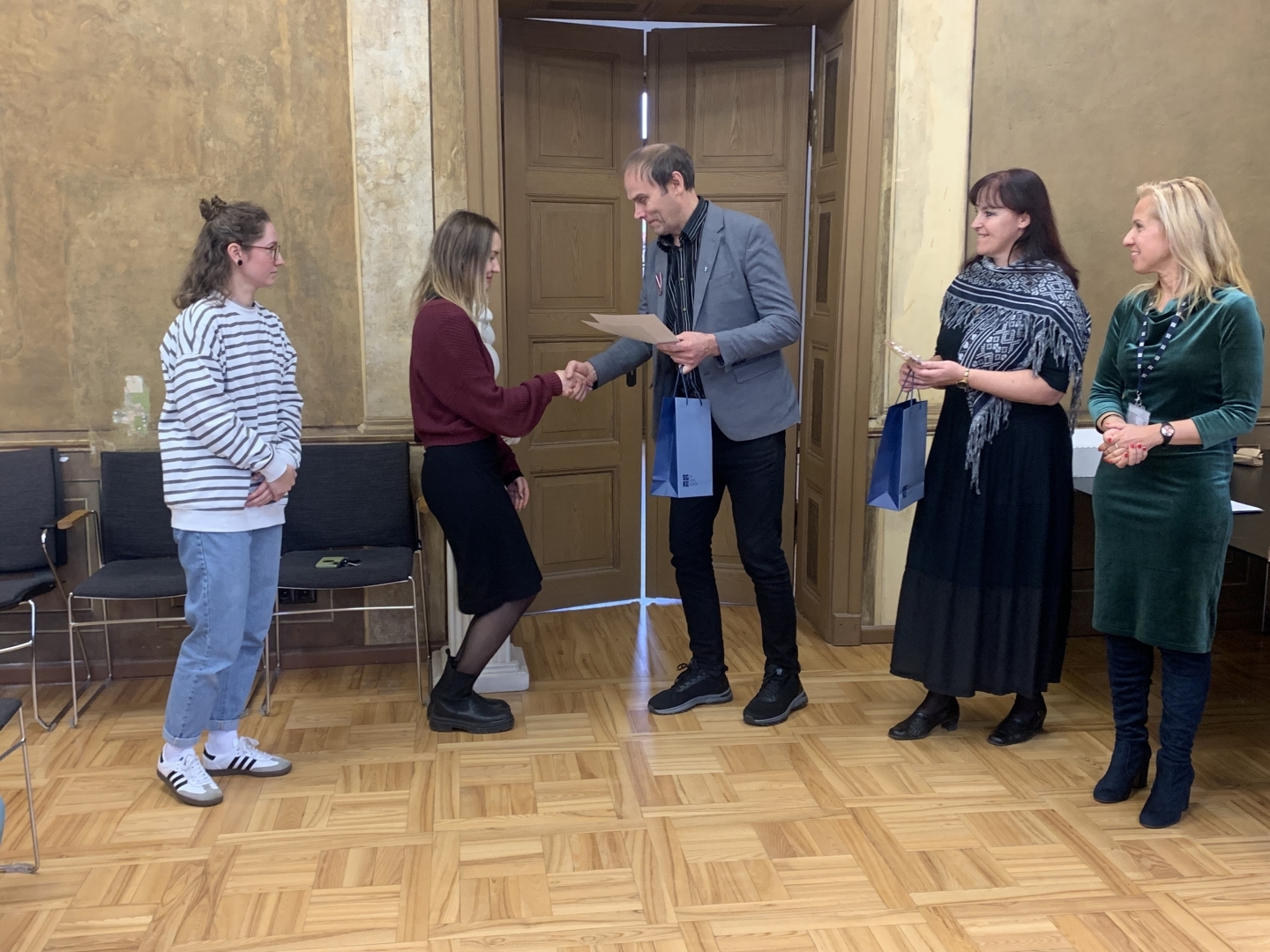 Ķeipenes pagasta pārvaldes vadītājs sveic studentes