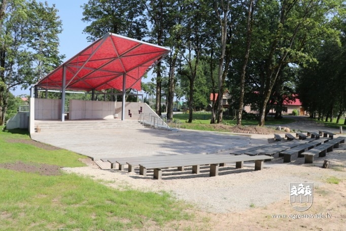 Ķeipenē uzbūvēta jauna brīvdabas estrāde