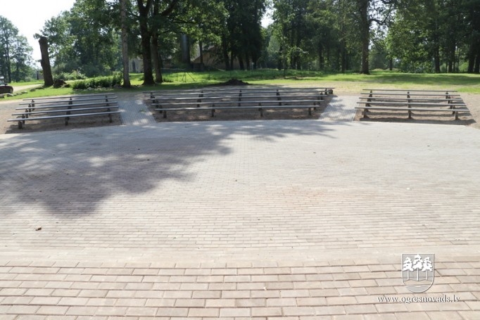 Ķeipenē uzbūvēta jauna brīvdabas estrāde
