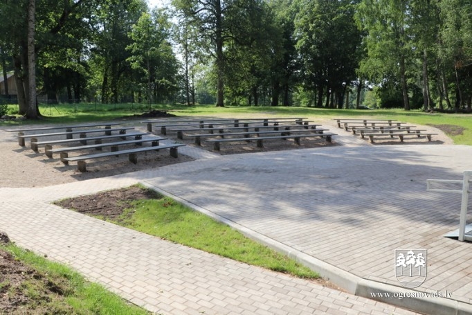 Ķeipenē uzbūvēta jauna brīvdabas estrāde