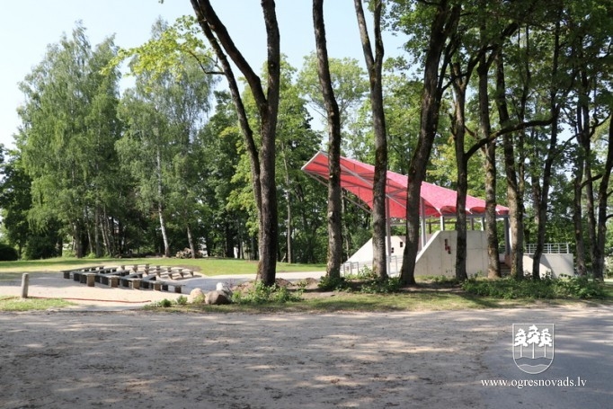 Ķeipenē uzbūvēta jauna brīvdabas estrāde