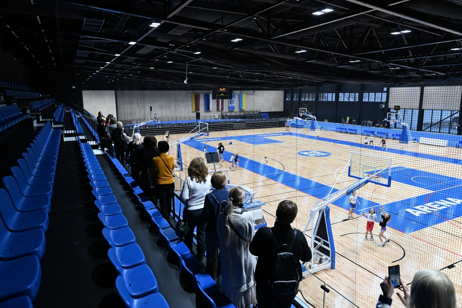 Kelmes delegācija tribīnēs vēro nodarbības sporta arēnā "Ogre"