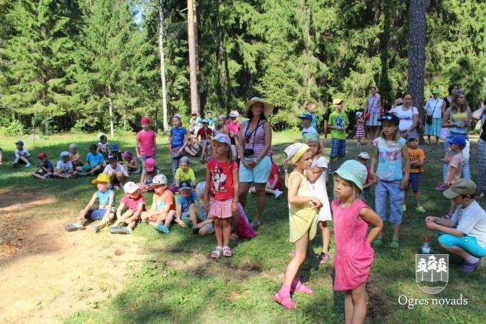 Koka skulptūru atklāšana Ogres Zilajos kalnos