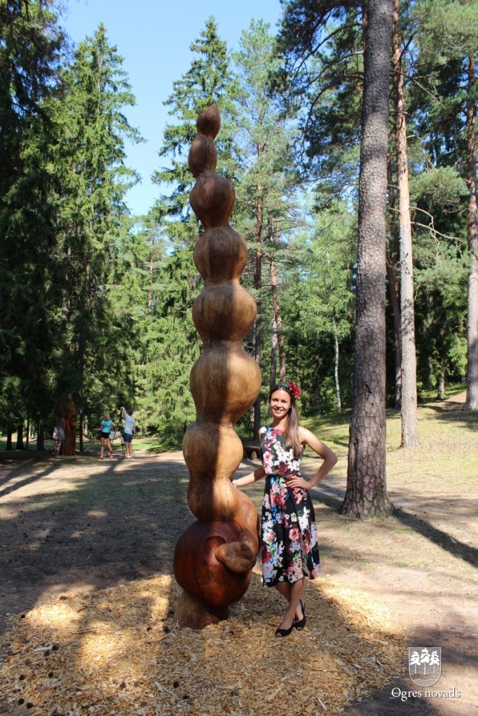 Koka skulptūru atklāšana Ogres Zilajos kalnos