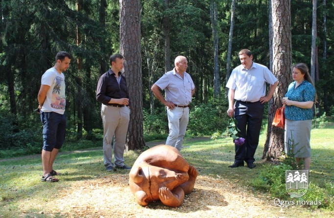 Koka skulptūru atklāšana Ogres Zilajos kalnos