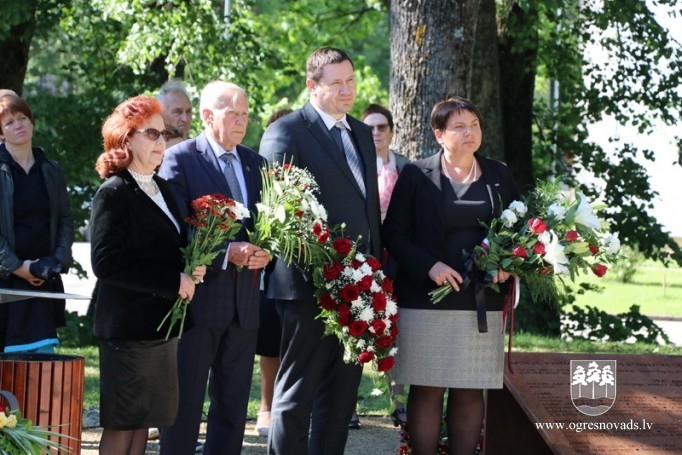 Ogrēnieši piemin komunistiskā genocīda upurus
