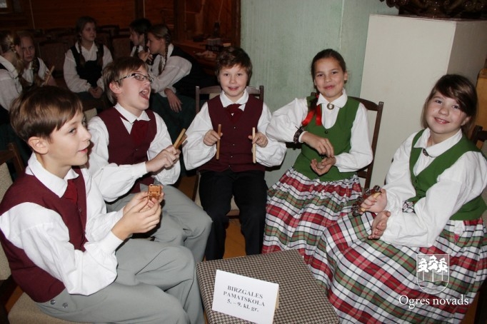 Latviešu tautas dziesmu dziedāšanas sacensība  “LAKSTĪGALA 2014”