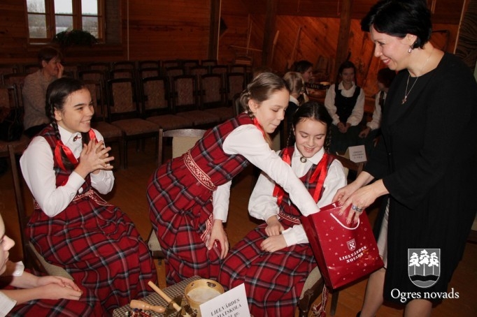Latviešu tautas dziesmu dziedāšanas sacensība  “LAKSTĪGALA 2014”