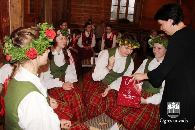 Latviešu tautas dziesmu dziedāšanas sacensība  “LAKSTĪGALA 2014”