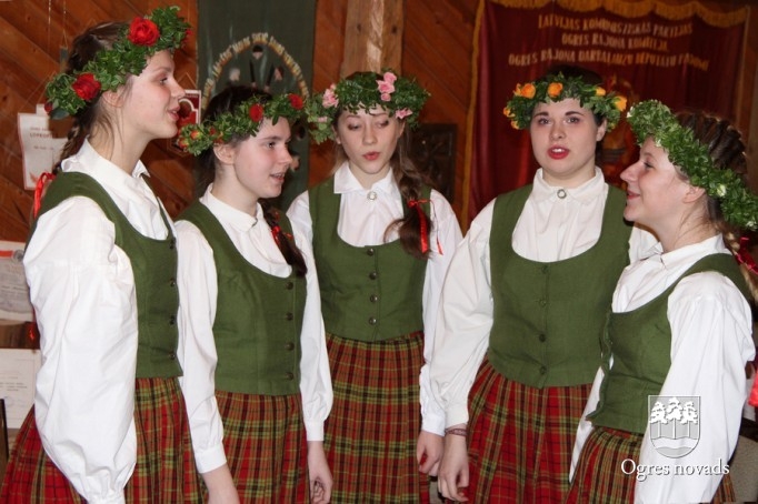 Latviešu tautas dziesmu dziedāšanas sacensība  “LAKSTĪGALA 2014”