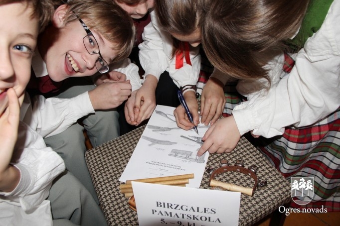 Latviešu tautas dziesmu dziedāšanas sacensība  “LAKSTĪGALA 2014”