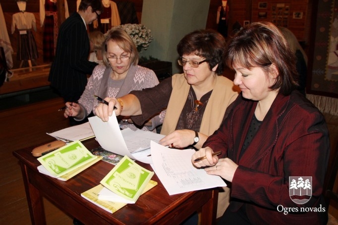 Latviešu tautas dziesmu dziedāšanas sacensība  “LAKSTĪGALA 2014”