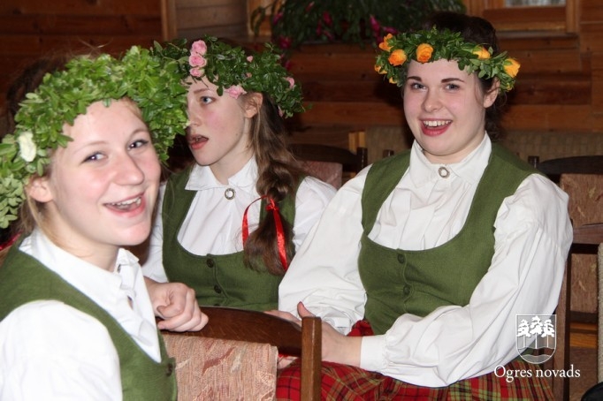 Latviešu tautas dziesmu dziedāšanas sacensība  “LAKSTĪGALA 2014”