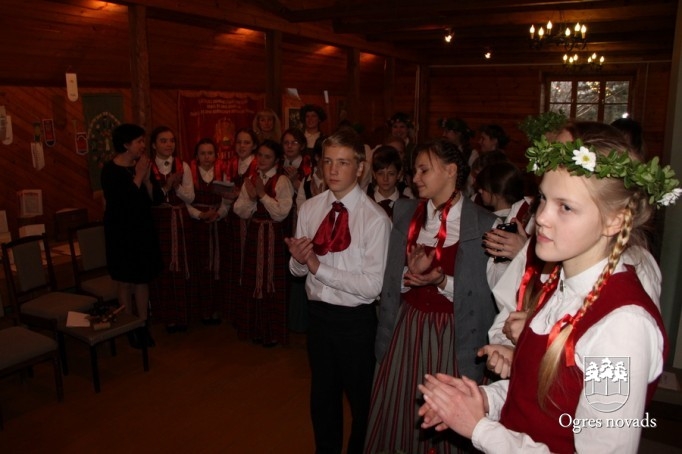 Latviešu tautas dziesmu dziedāšanas sacensība  “LAKSTĪGALA 2014”
