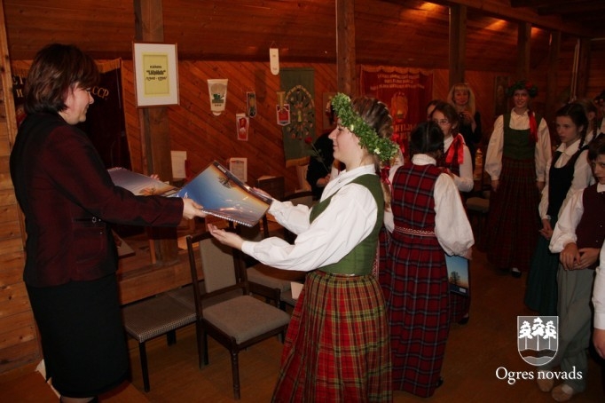 Latviešu tautas dziesmu dziedāšanas sacensība  “LAKSTĪGALA 2014”
