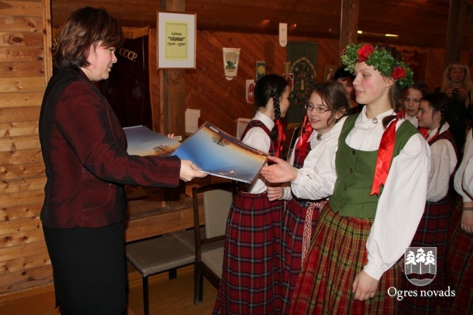 Latviešu tautas dziesmu dziedāšanas sacensība  “LAKSTĪGALA 2014”
