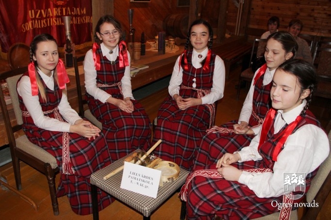 Latviešu tautas dziesmu dziedāšanas sacensība  “LAKSTĪGALA 2014”