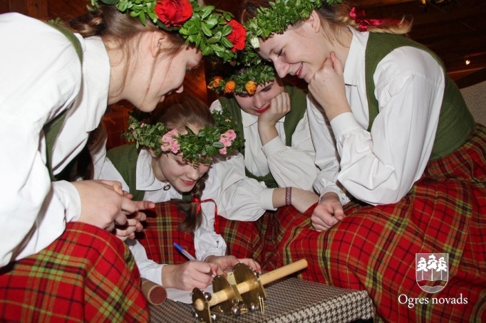 Latviešu tautas dziesmu dziedāšanas sacensība  “LAKSTĪGALA 2014”