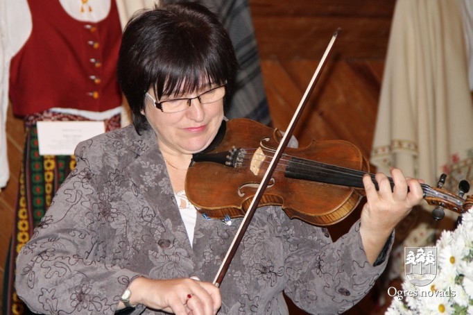 Latviešu tautas dziesmu dziedāšanas sacensība  “LAKSTĪGALA 2014”