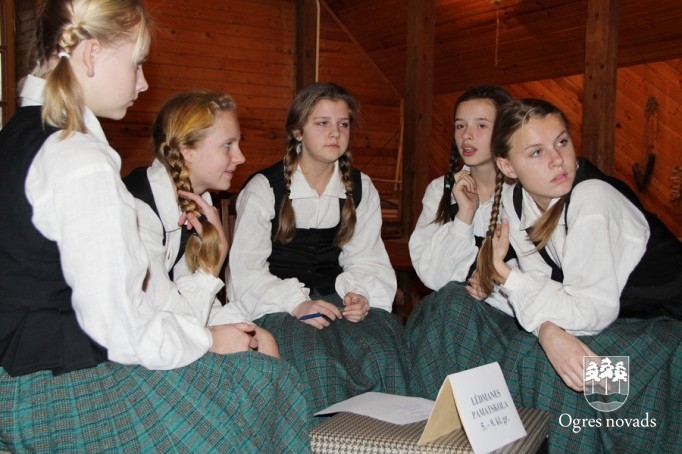 Latviešu tautas dziesmu dziedāšanas sacensība  “LAKSTĪGALA 2014”