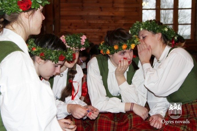 Latviešu tautas dziesmu dziedāšanas sacensība  “LAKSTĪGALA 2014”