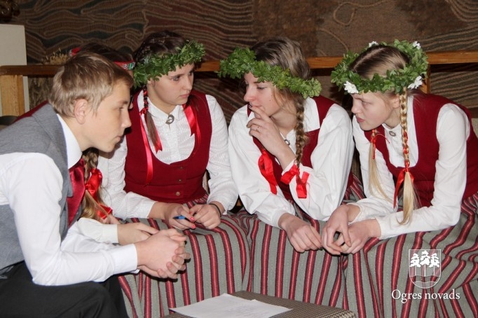 Latviešu tautas dziesmu dziedāšanas sacensība  “LAKSTĪGALA 2014”