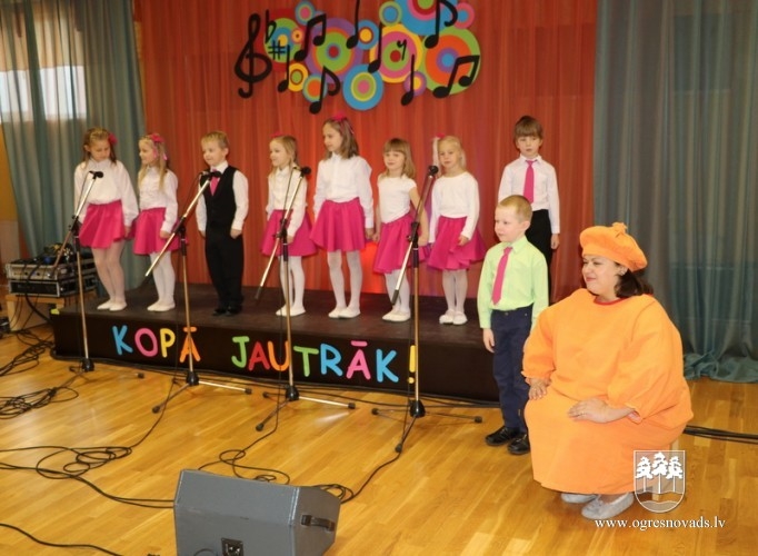 Bērni sadziedas pirmsskolas izglītības iestādē “Riekstiņš”