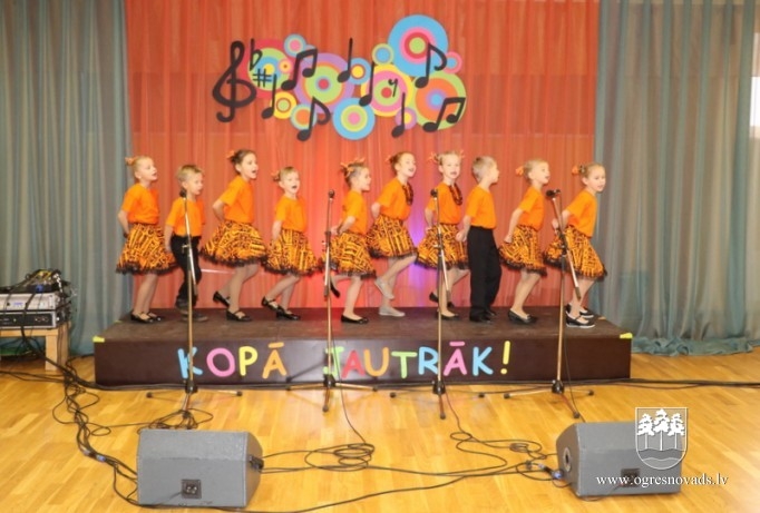 Bērni sadziedas pirmsskolas izglītības iestādē “Riekstiņš”