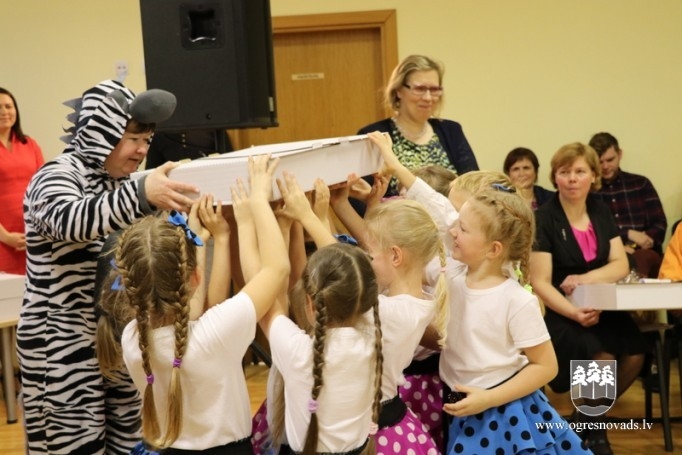 Bērni sadziedas pirmsskolas izglītības iestādē “Riekstiņš”