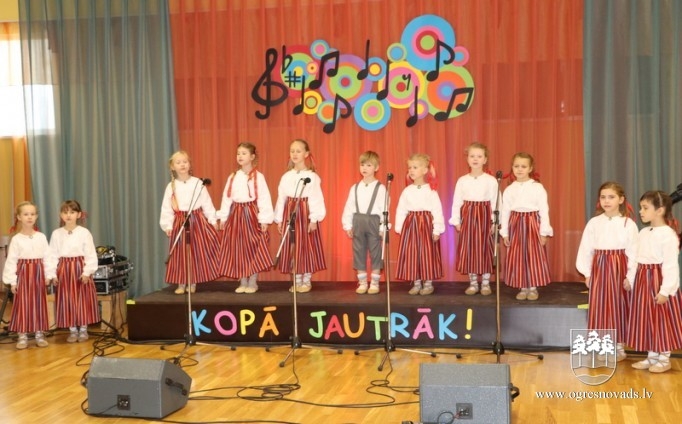 Bērni sadziedas pirmsskolas izglītības iestādē “Riekstiņš”