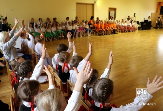 Bērni sadziedas pirmsskolas izglītības iestādē “Riekstiņš”