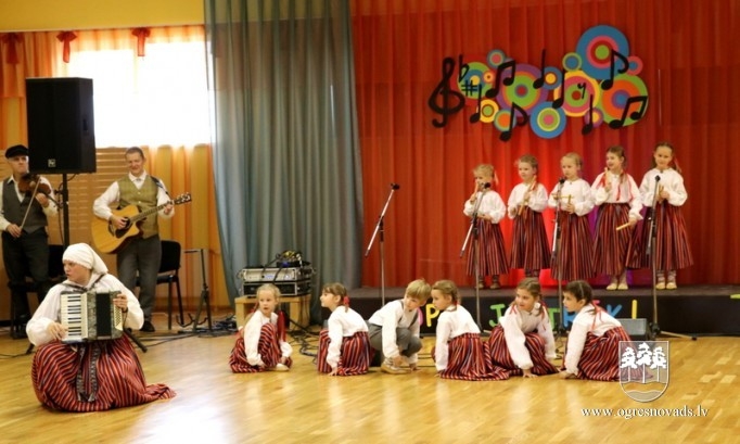 Bērni sadziedas pirmsskolas izglītības iestādē “Riekstiņš”