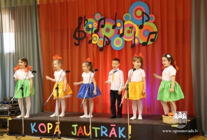 Bērni sadziedas pirmsskolas izglītības iestādē “Riekstiņš”