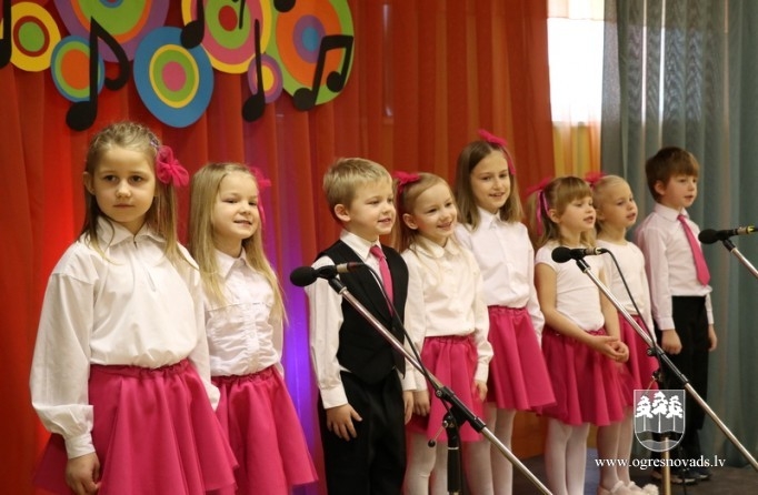 Bērni sadziedas pirmsskolas izglītības iestādē “Riekstiņš”