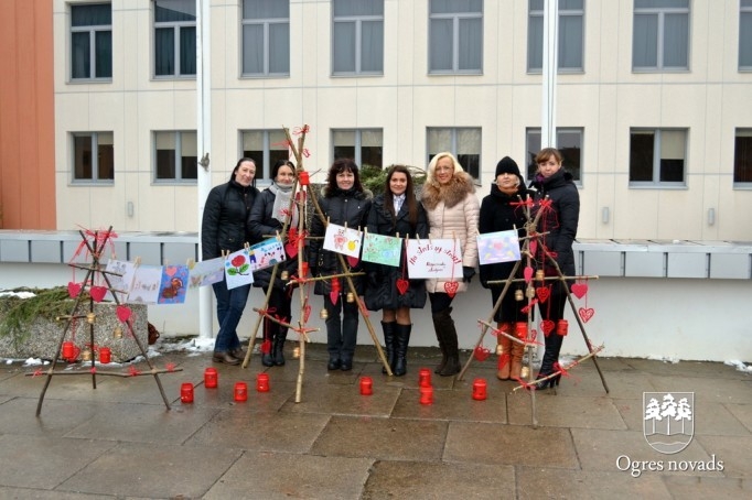 Pie Ogres kultūras centra krīzes centra “Laipas” ekspozīcija “No sirds uz sirdi”
