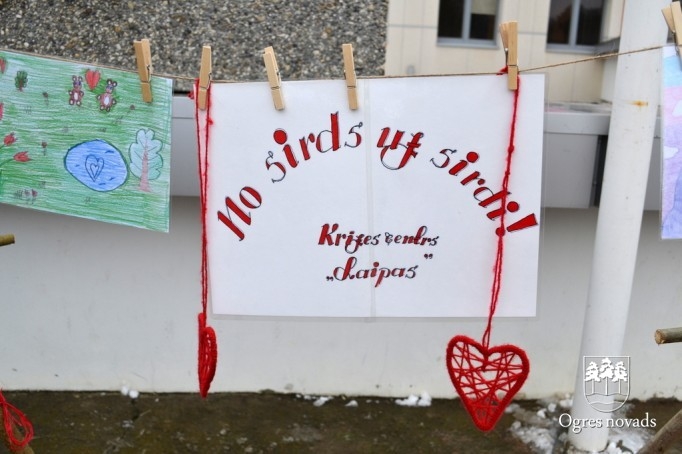 Pie Ogres kultūras centra krīzes centra “Laipas” ekspozīcija “No sirds uz sirdi”