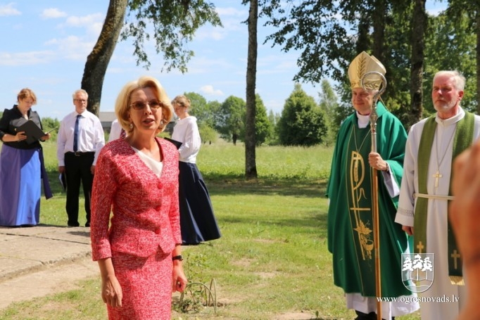 Krapē tiek iesvētīts jaunais baznīcas tornis un zvans