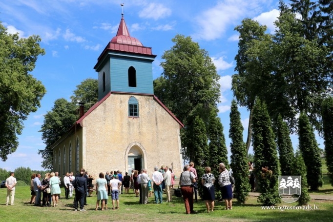 Krapē tiek iesvētīts jaunais baznīcas tornis un zvans