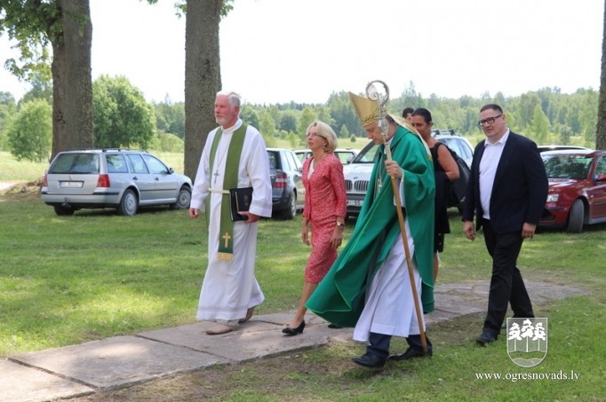 Krapē tiek iesvētīts jaunais baznīcas tornis un zvans