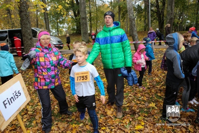 Kaimiņu novadu skolēni sacenšas rudens krosa stafetē